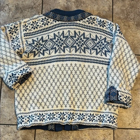 Vintage Dale of Norway Wool Cardigan With Pewter Claps Traditional Norwegian - Picture 5 of 9